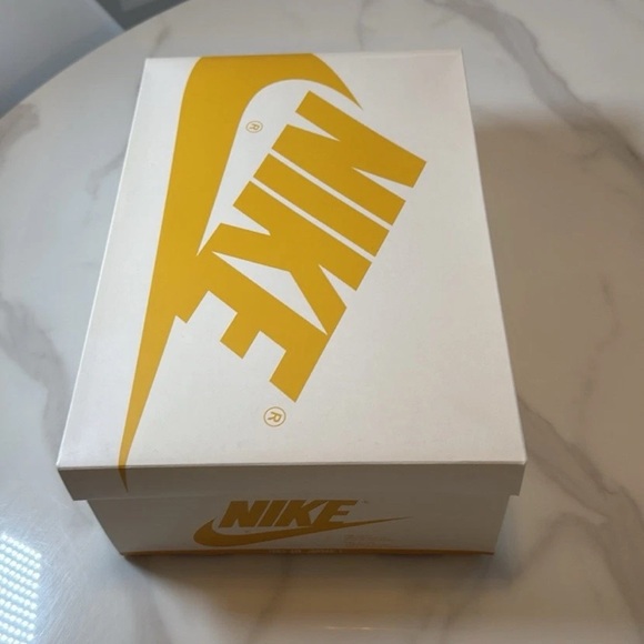 Air Jordan 1 Retro High OG 'Yellow Ochre' - Picture 10 of 15